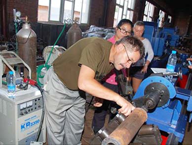 俄罗斯客户学习双枪自动焊机的使用